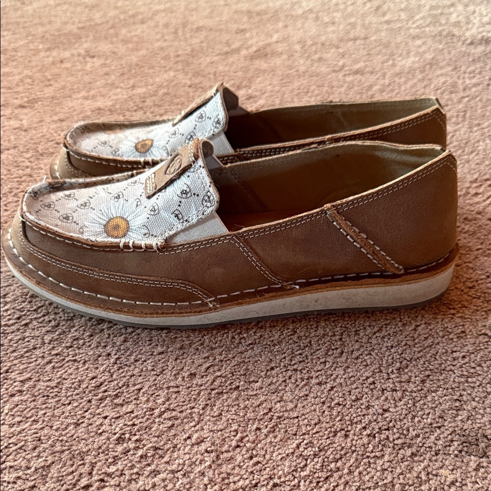 Ariat cruisers - daisies - size 8